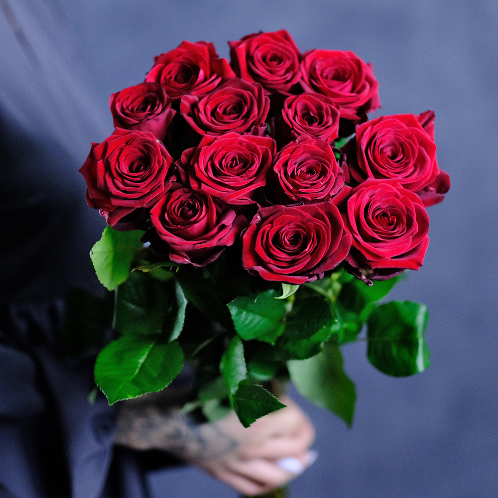 Букет высоких красных роз Red Naomi