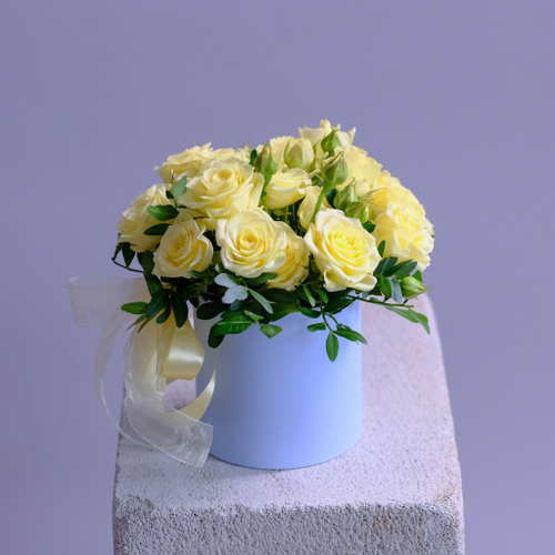 Купить Нежная композиция с ванильными кустовыми розами в шляпной коробке