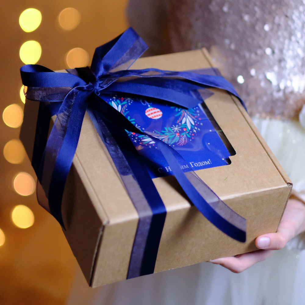 Коробка крафт с сиреневой атласной лентой