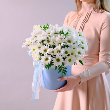 Композиция из ромашек в шляпной коробке #249