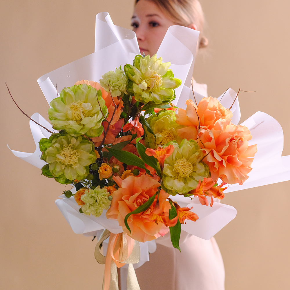 Нежный букет с экзотической розой Вегги #171