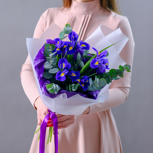 Купить Букет с ирисами «‎Чароит»
