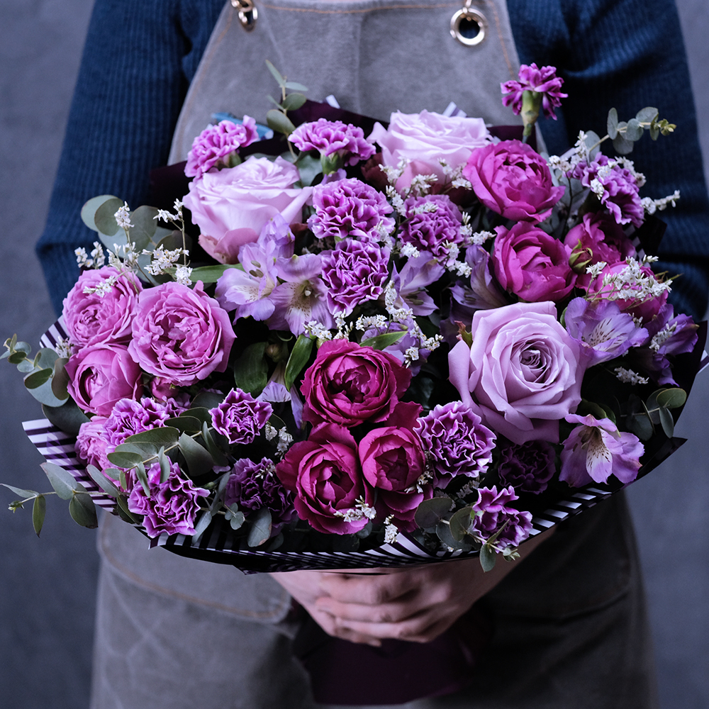 Купить фиолетовый букет гвоздика пионовидные розы космос пермь заказ онлайн доставка на дом