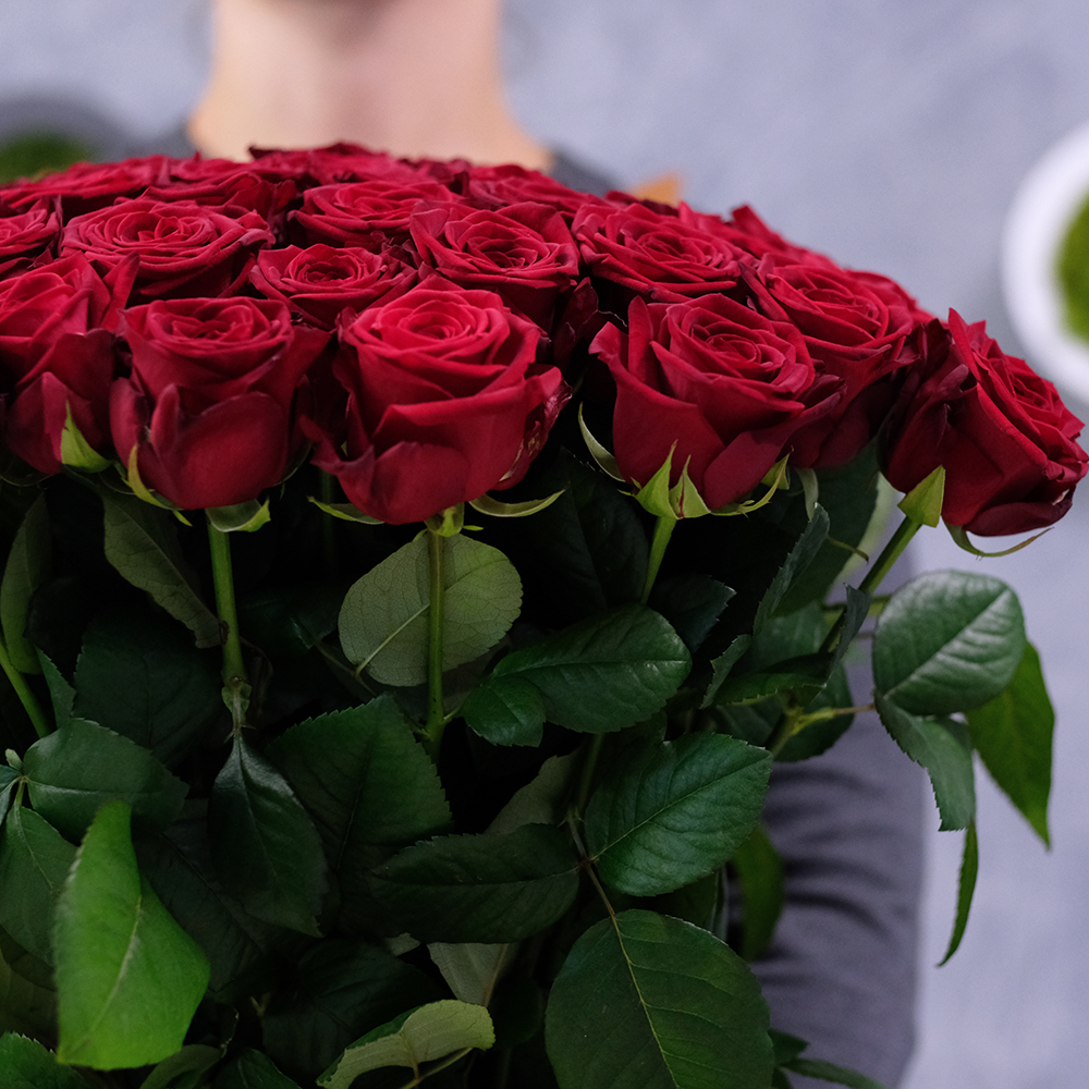 Букет 51 красная роза Red Naomi 70см