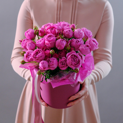 Композиция из пионовидных роз Misty Bubbles L в шляпной коробке