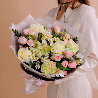 Нежный букет с белыми розами и ромашками #973