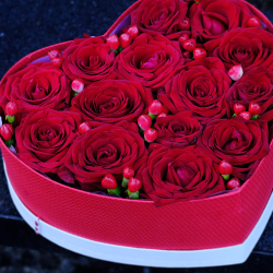 Композиция-сердце из красных роз в шляпной коробке #64