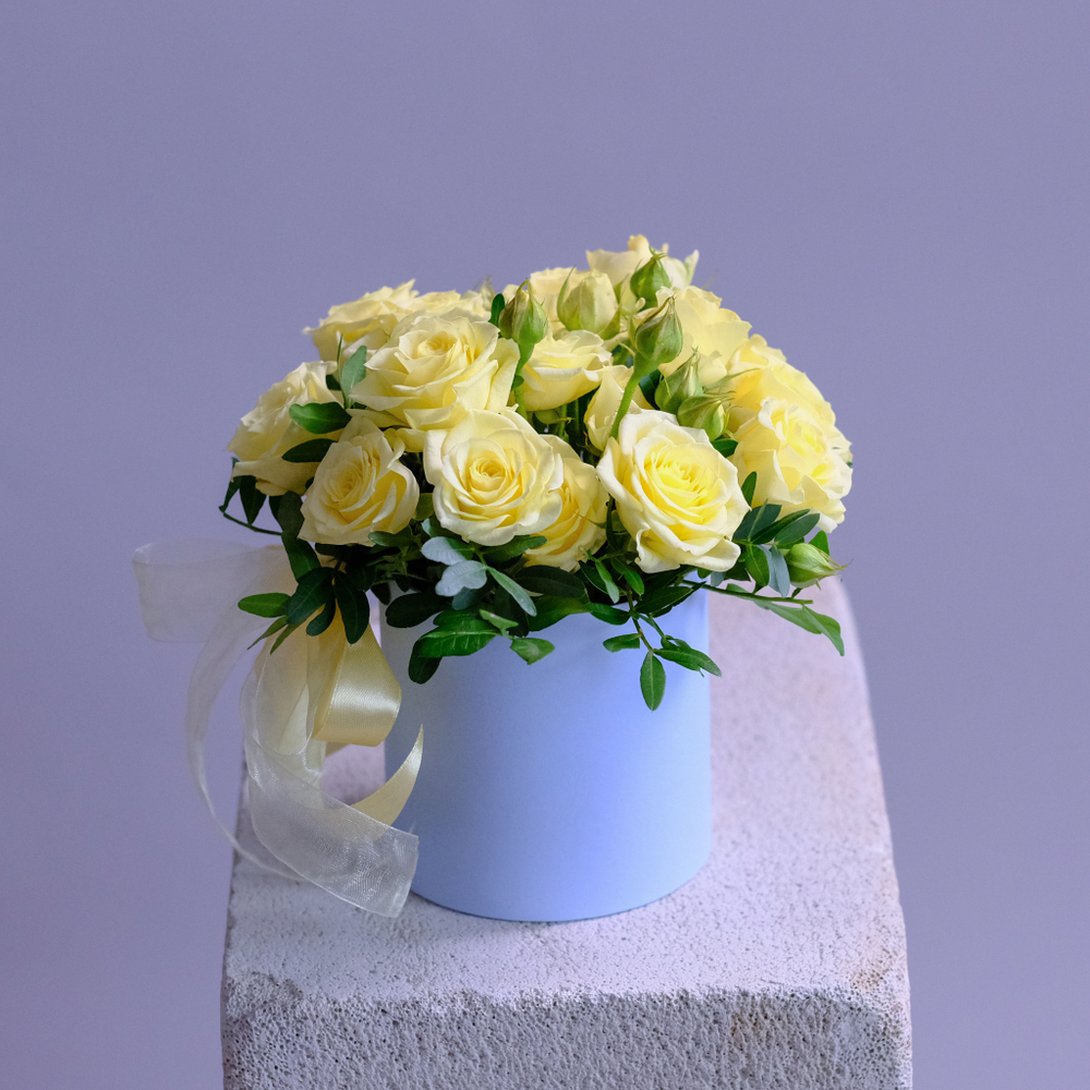 Нежная композиция с ванильными кустовыми розами в шляпной коробке