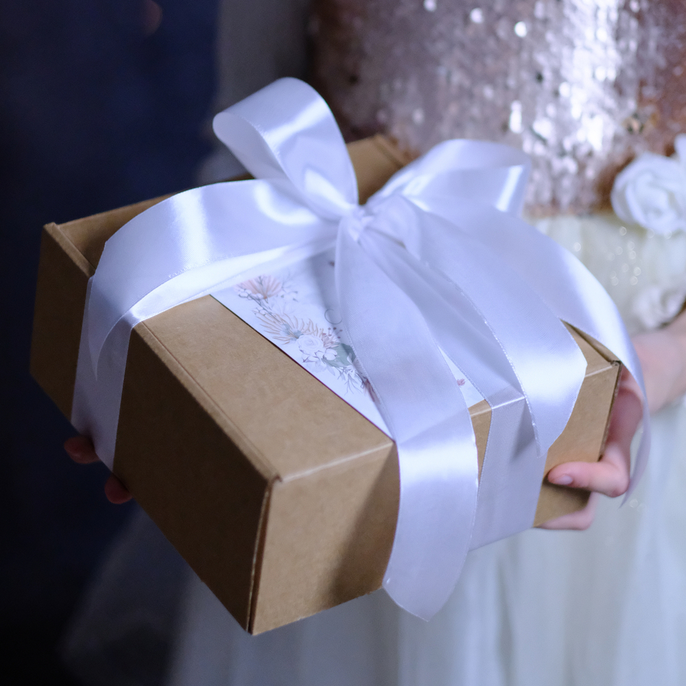 Коробка крафт с сиреневой атласной лентой