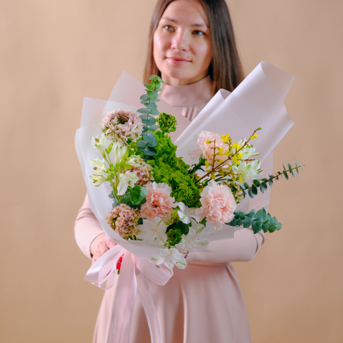 Купить Нежный весенний букет и ранункулюсами