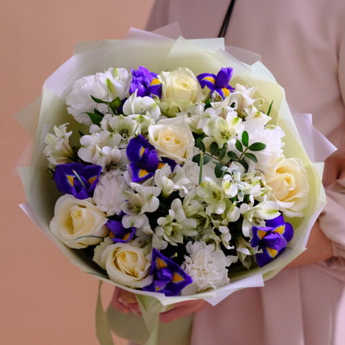Купить Нежный букет с белыми розами и ирисами #15