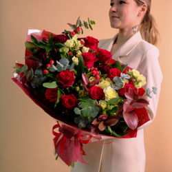Яркий букет с красными розами #740