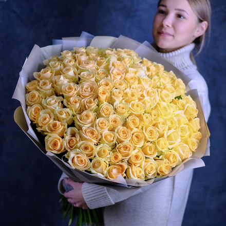 Букет 101 персиковая роза Peach Avalanche