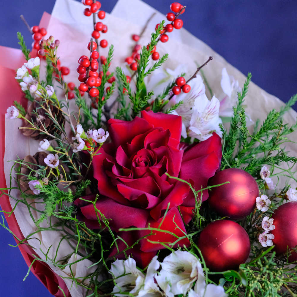 Яркий зимний букет с французской розой и хвойными #701