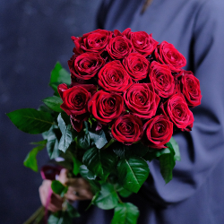 купить недорогой букет высоких красных роз Пермь заказать онлайн доставка на дом в офис в кафе круглосуточно