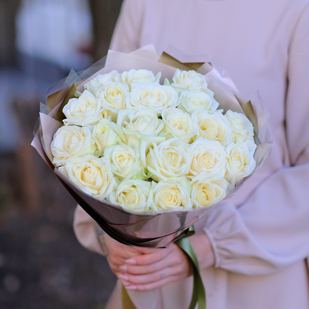 Нежный букет 21 белая роза "Признание"