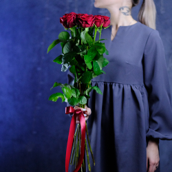 Букет высоких красных роз Red Naomi