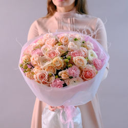 Элегантный букет с ранункулюсами и пионовидными розами