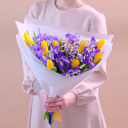 Весенний букет с ирисами и желтыми тюльпанами #147
