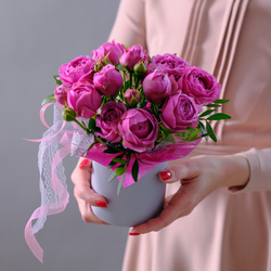 Композиция-комплимент из пионовидных роз Misty Bubbles S в шляпной коробке