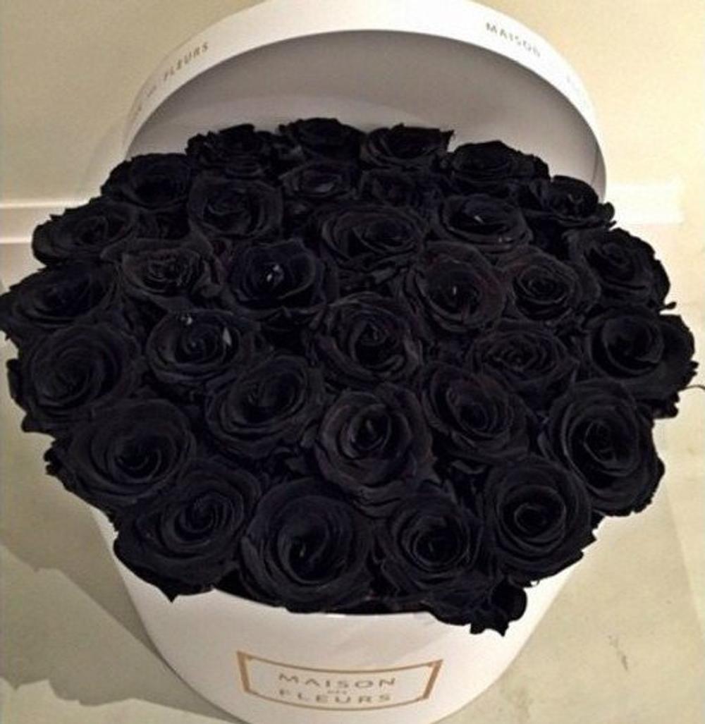 Черные розы в шляпной коробке