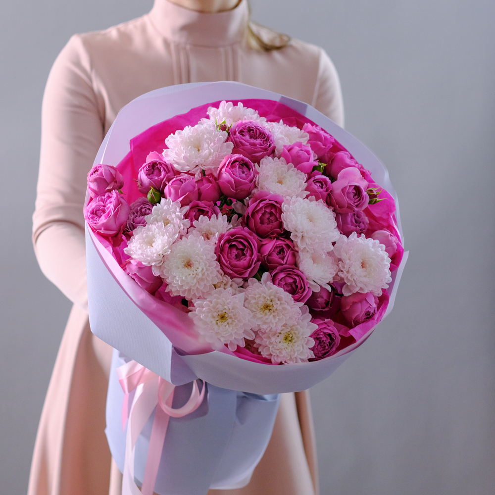 Букет из пионовидных роз и кустовой хризантемы "Лавандовый дуэт"