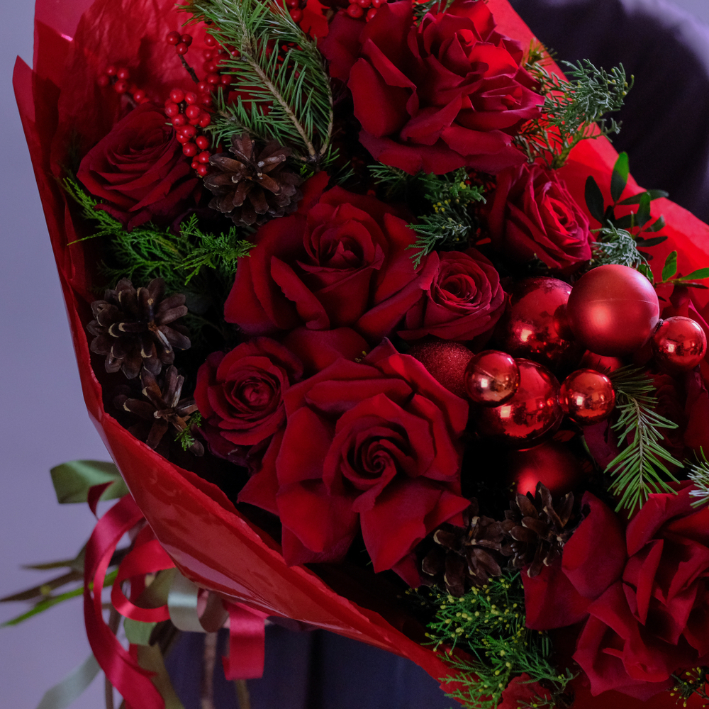 Яркий зимний букет с французскими розами