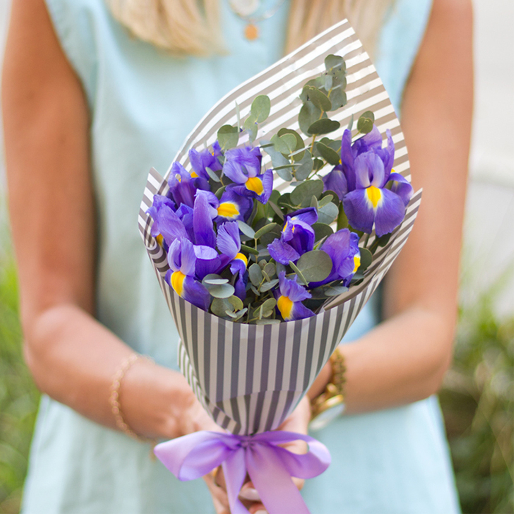 Купить небольшой букет с ирисами в Перми