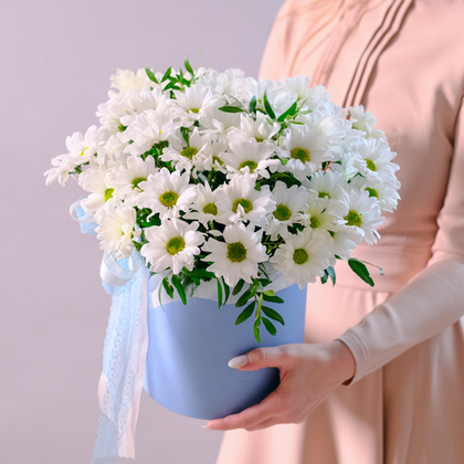 Композиция из ромашек в шляпной коробке #249