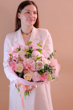 Нежный букет с пионами, французскими розами и ранункулюсами #158