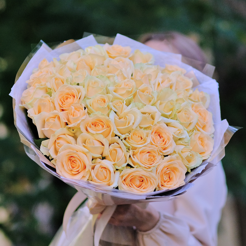 Нежный букет 49 персиковых роз "Очарование"