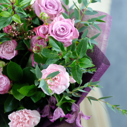 Нежный букет с премиум-хризантемами "Сокровенное"