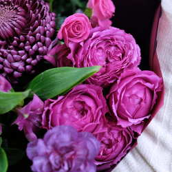 Букет #6 Таинство с премиум-хризантемами и пионовидными розами