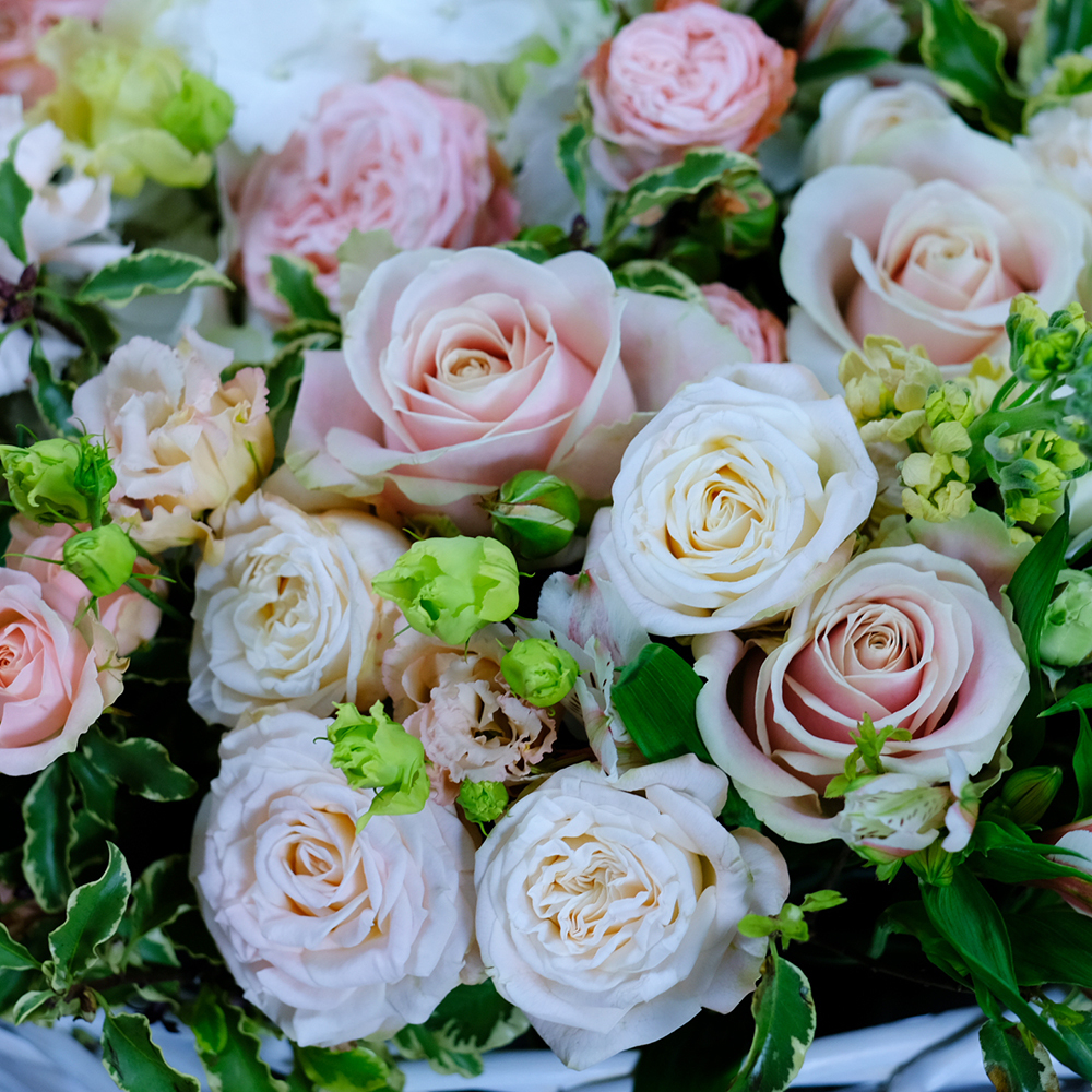 Корзина «Мимолетный каприз» с гортензией и пионовидными розами