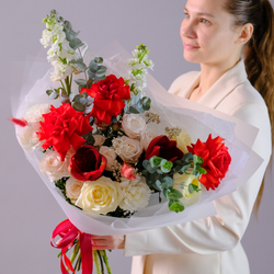 Букет с амариллисом и французскими розами #183