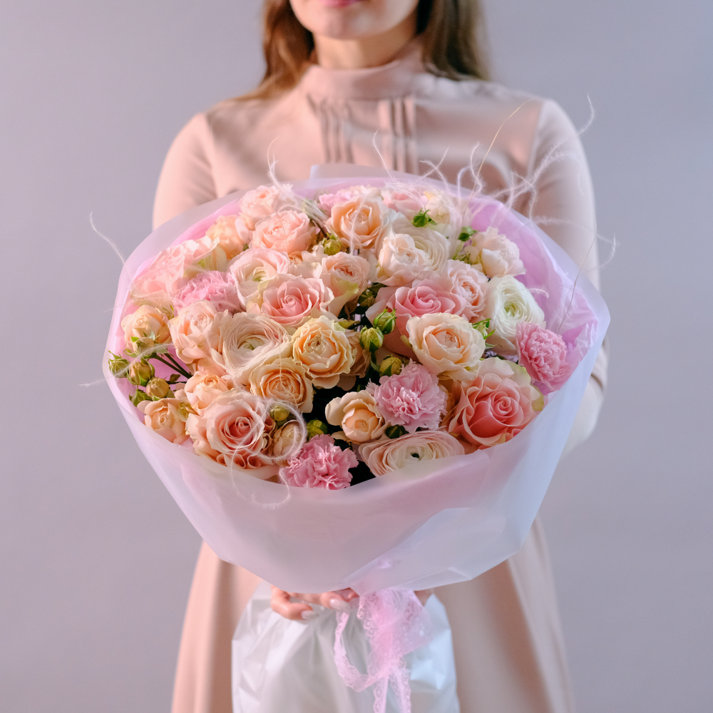 Элегантный букет с ранункулюсами и пионовидными розами