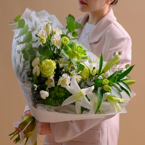 Купить Нежный букет с лилией, розой Лимонад и белыми тюльпанами #177