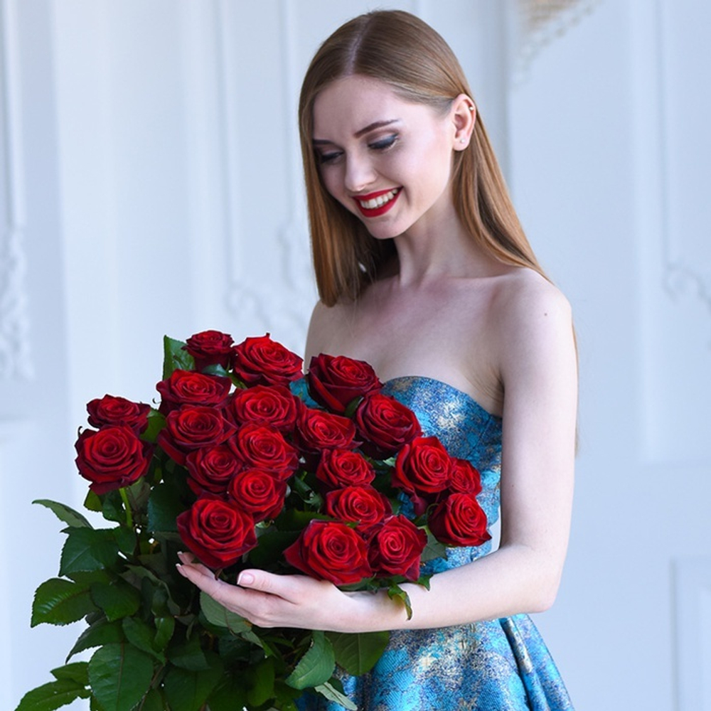 Купить букет 21 красная бордовая роза в Перми доставка заказать круглосуточно