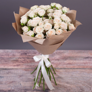 Букет 15 кремовых кустовых роз