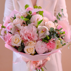 Нежный букет с пионами, французскими розами и ранункулюсами #158