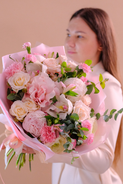 Нежный букет с пионами, французскими розами и ранункулюсами #158