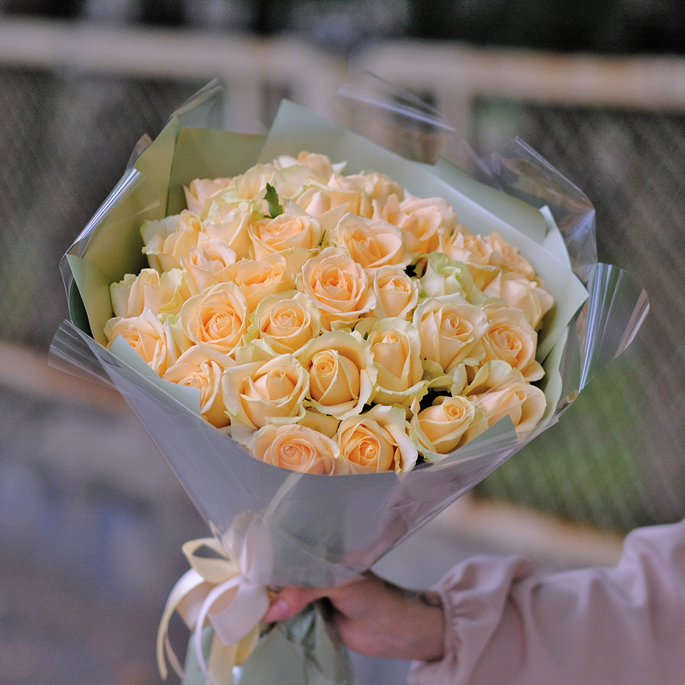 Букет 33 персиковых роз Peach Avalanche