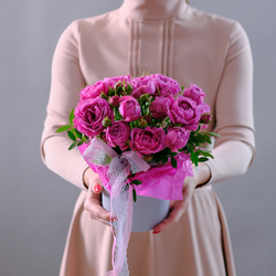 Композиция из пионовидных роз Misty Bubbles M в шляпной коробке