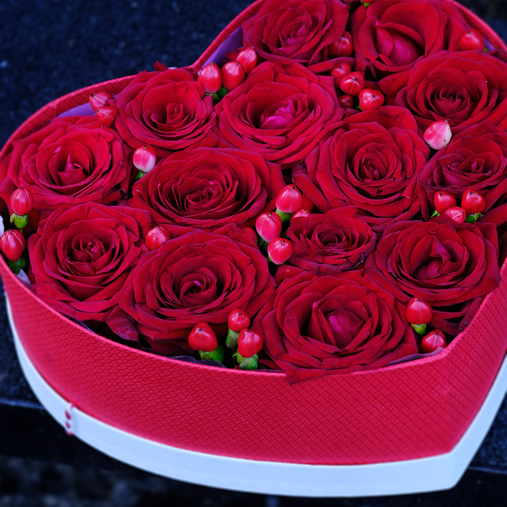 Композиция-сердце из красных роз в шляпной коробке #64