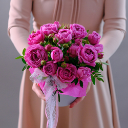 Композиция из пионовидных роз Misty Bubbles M в шляпной коробке