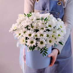 Композиция из ромашек в шляпной коробке L