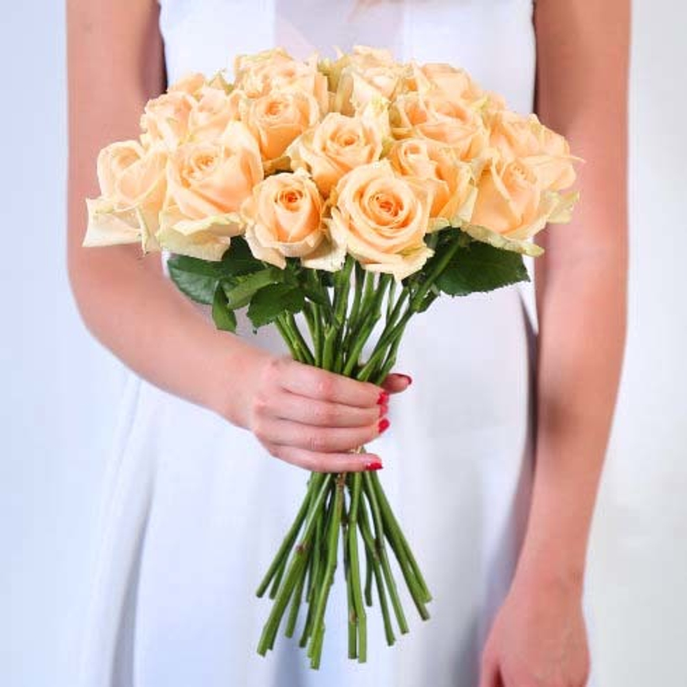 Букет 25 персиковых роз Пич Аваланш