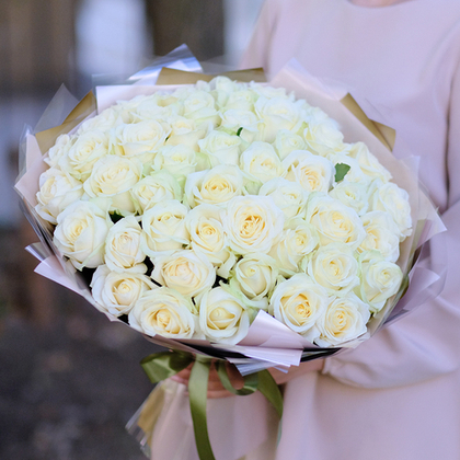 Нежный букет из 51 белой розы "Совершенство"