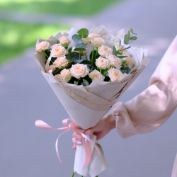 Нежный букет кремовых кустовых роз #532