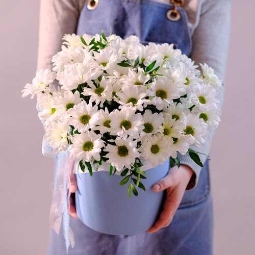 Купить Композиция из ромашек в шляпной коробке L